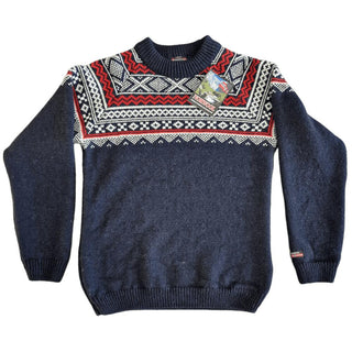 Marineblå uldpullover med rødt og hvidt nordisk mønster langs hals og skuldre.