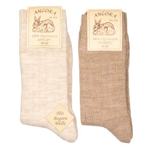 Råhvide og beige angorauldsokker med ribkant og produktmærker.