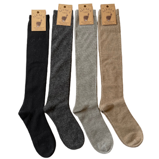 Knælange uldstrømper i sort, koksgrå, grå og beige med produktmærker.