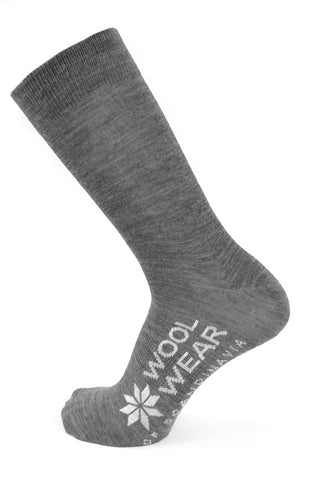 Grå merinouldsok med ribstrikket skaft og hvidt WOOL WEAR-logo på foden.