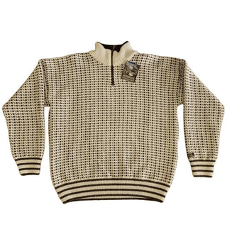 Hvid islandsk uldsweater med små mørke mønstre og kort lynlås, set forfra.