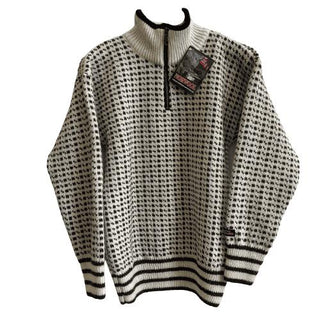 Hvid islandsk uldsweater med små mørke mønstre og kort lynlås, set forfra.