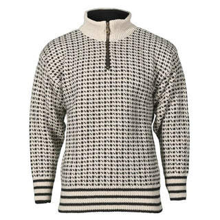 Råhvid Bråtens-uldpullover med små mørke mønstre og kort lynlås, set forfra.