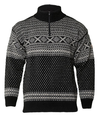 Sort Bråtens-uldpullover med gråt nordisk mønster og kort lynlås, set forfra.
