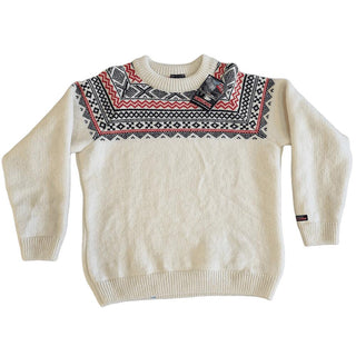 Hvid uldsweater med rødt og mørkt mønster ved skuldrene, set forfra.