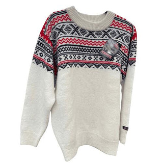 Hvid uldsweater med rødt og mørkt mønster ved skuldrene, set forfra.