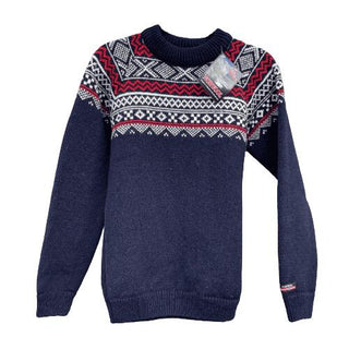 Marineblå uldsweater med rødt og hvidt mønster ved skuldrene, set forfra.
