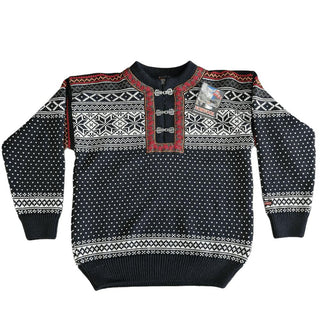 Mørk norsk uldsweater med lyst mønster og rød kant ved halsåbningen, set forfra.