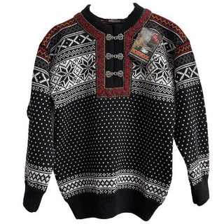 Mørk norsk uldsweater med lyst mønster og rød kant ved halsåbningen, set forfra.