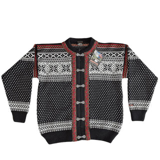 Mørk norsk uldcardigan med lyst mønster, rød stolpe og tinhægter, set forfra.