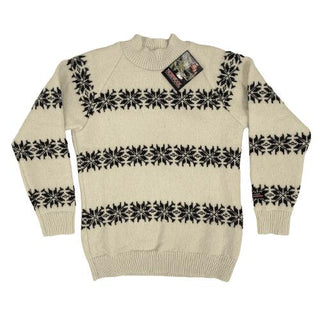 Hvid tynd islandsk uldsweater med sorte mønsterbånd, set forfra.