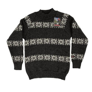 Koksgrå tynd islandsk uldsweater med hvide mønsterbånd, set forfra.