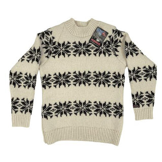 Hvid tyk islandsk uldsweater med sorte stjernemønstre, set forfra.