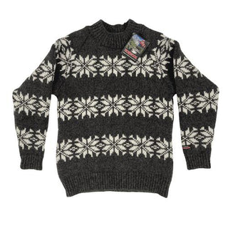 Koksgrå tyk islandsk uldsweater med hvide stjernemønstre, set forfra.