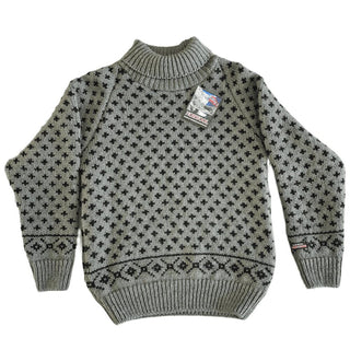 Lysegrøn raglansweater i uld med små mørke mønstre og høj hals, set forfra.