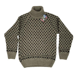 Lysegrøn raglansweater i uld med små mørke mønstre og høj hals, set forfra.