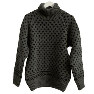 Mørkegrøn raglansweater i uld med små mørke mønstre og høj hals, set forfra.