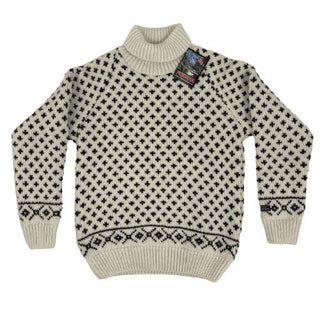Hvid raglansweater i uld med små mørke mønstre og høj hals, set forfra.