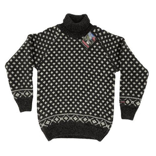 Koksgrå raglansweater i uld med små lyse mønstre og høj hals, set forfra.