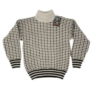 Hvid islandsk uldsweater med små mørke mønstre og stribede ribkanter, set forfra.