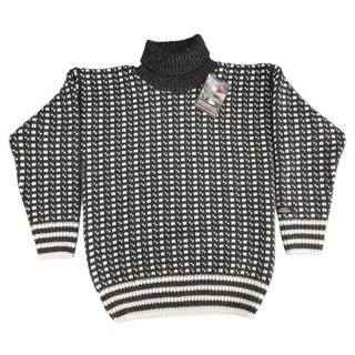 Koksgrå islandsk uldsweater med små lyse mønstre og stribede ribkanter, set forfra.