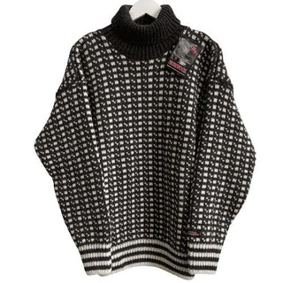 Koksgrå islandsk uldsweater med små lyse mønstre og stribede ribkanter, set forfra.