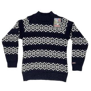 Marineblå islandsk uldsweater med hvide mønsterbånd og rund hals, set forfra.