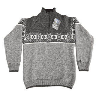 Grå norsk raglansweater i uld med koksgrå overdel og lyst stjernemønster, set forfra.
