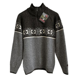 Grå norsk raglansweater i uld med koksgrå overdel og lyst stjernemønster, set forfra.