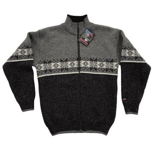 Grå og koksgrå norsk uldcardigan med lyst mønsterbånd og lynlås, set forfra.