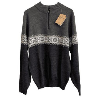 Koksgrå merinouldpullover med lyst mønsterbånd og kort lynlås, set forfra.