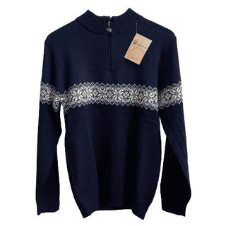 Blå merinouldpullover med lyst mønsterbånd og kort lynlås, set forfra.