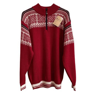 Rød norsk merinouldsweater med lyst mønster og kort lynlås, set forfra.