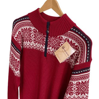 Rød merinouldsweater med nærbillede af ribkrave, lynlås og lyst nordisk mønster.