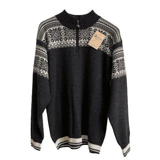 Koksgrå norsk merinouldsweater med lyst mønster og kort lynlås, set forfra.
