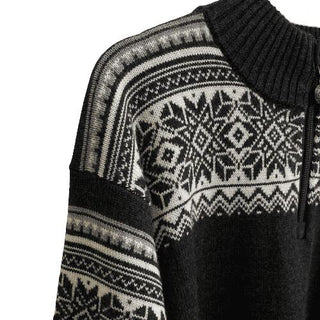 Skulder og ærme på den koksgrå merinouldsweater med lyst nordisk mønster.