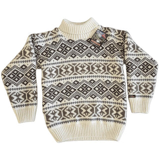 Råhvid islandsk uldsweater med brune geometriske mønstre og høj hals, set forfra.