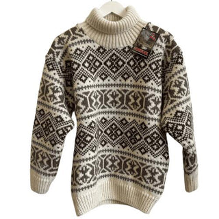 Råhvid islandsk uldsweater med brune geometriske mønstre og høj hals, set forfra.