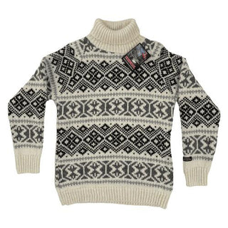 Råhvid islandsk uldsweater med brede mørke geometriske mønstre, set forfra.