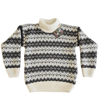 Råhvid islandsk uldsweater med mørke mønsterbånd og høj hals, set forfra.