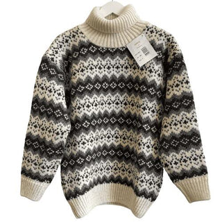 Råhvid islandsk uldsweater med mørke mønsterbånd og høj hals, set forfra.