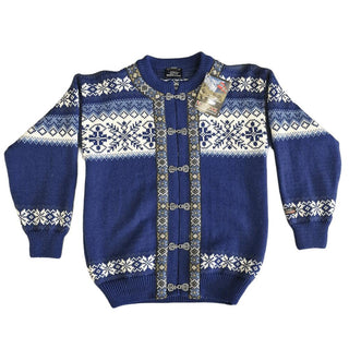 Blå norsk uldcardigan med lyst nordisk mønster og tinhægter, set forfra.