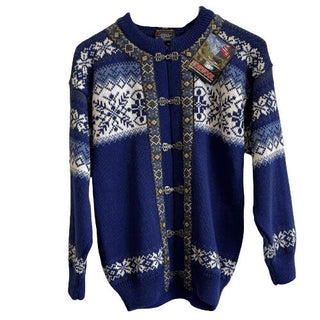 Blå norsk uldcardigan med lyst nordisk mønster og tinhægter, set forfra.