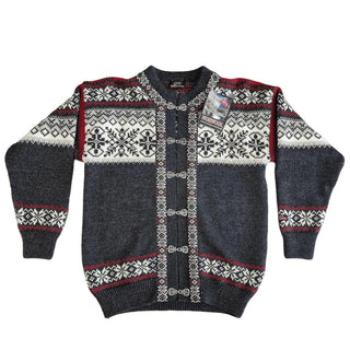 Koksgrå norsk uldcardigan med lyst nordisk mønster og tinhægter, set forfra.