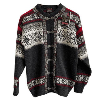 Koksgrå norsk uldcardigan med lyst nordisk mønster og tinhægter, set forfra.