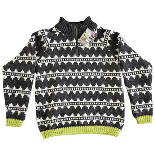 Sort og hvid islandsk uldsweater med mønsterbånd, lynlås og limegrønne ribkanter, set forfra.