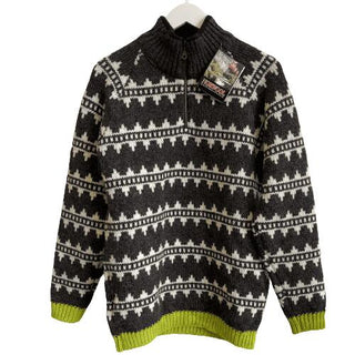 Sort og hvid islandsk uldsweater med mønsterbånd, lynlås og limegrønne ribkanter, set forfra.