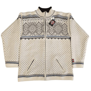 Hvid windbreaker-cardigan i uld med mørkt nordisk mønster og lynlåslommer, set forfra.