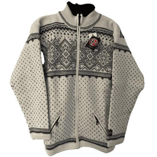 Hvid windbreaker-cardigan i uld med mørkt nordisk mønster og lynlåslommer, set forfra.
