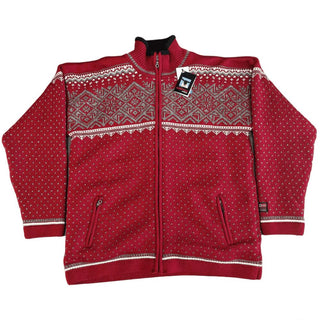 Rød windbreaker-cardigan i uld med lyst nordisk mønster og lynlåslommer, set forfra.